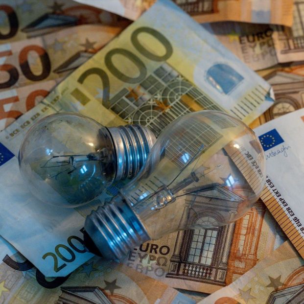 EuropaPress 6442569 dos bombillas billetes enero 2025 madrid espana gobierno central eliminado