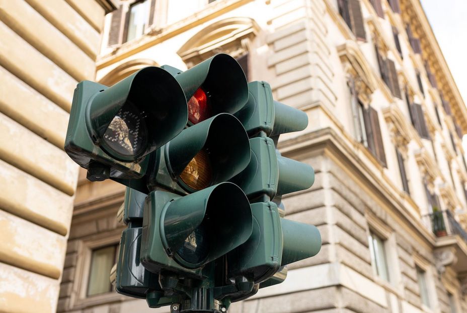 Evita las multas: esto debes hacer exactamente ante un semáforo en amarillo