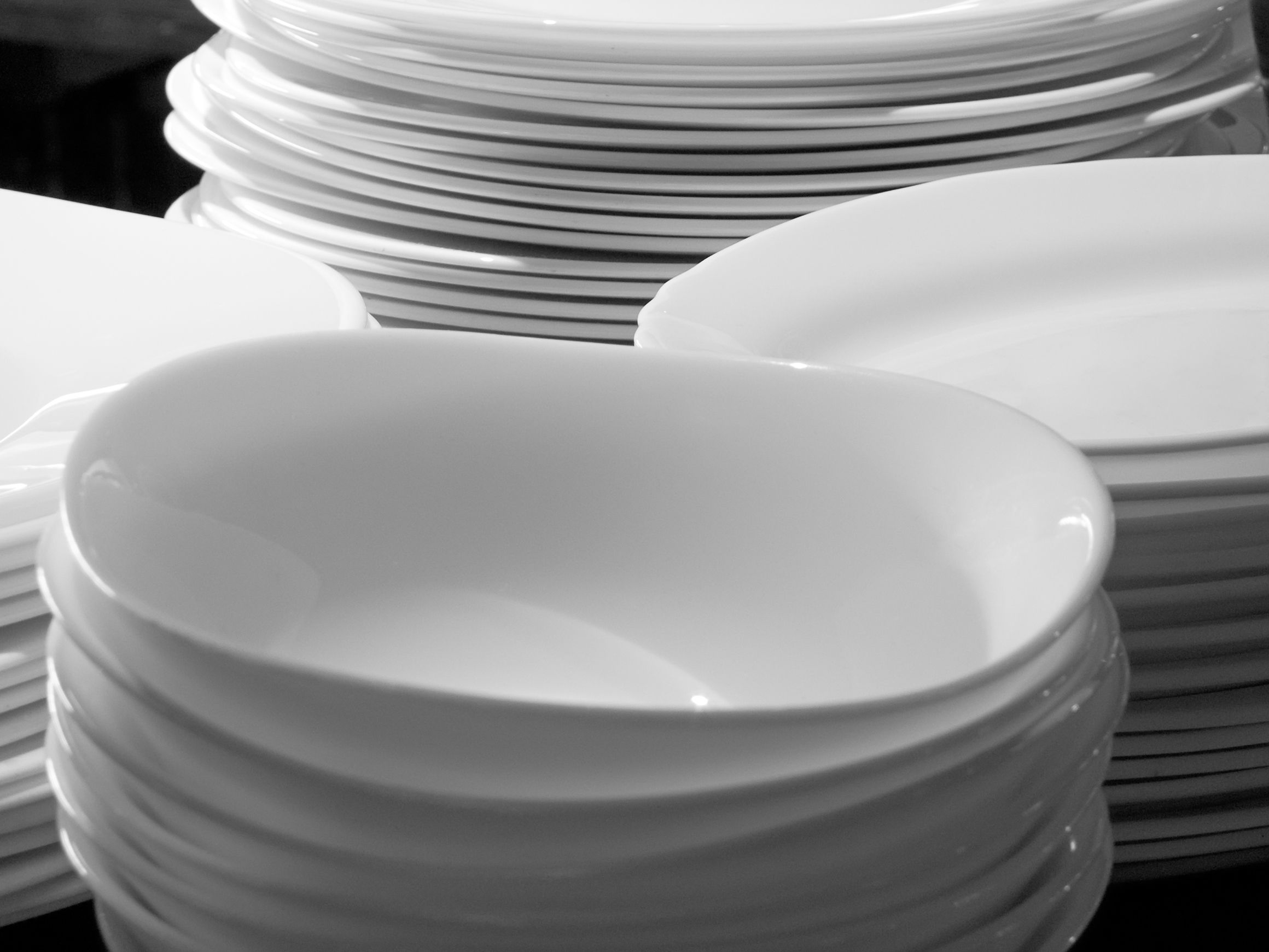 ¿Platos rayados?: el truco que los deja como nuevos. Foto: Bigstock.