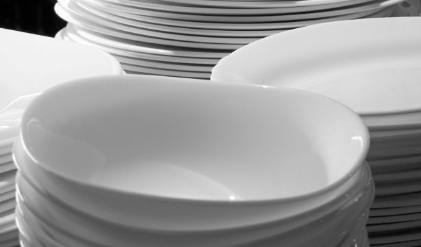 ¿Platos rayados?: el truco que los deja como nuevos. Foto: Bigstock.