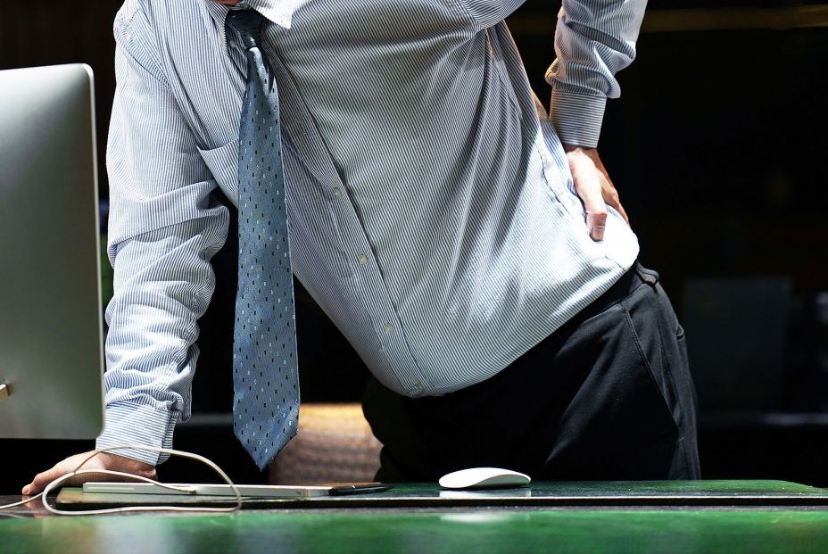Un varón mayor con dolor lumbar. (Bigstock)