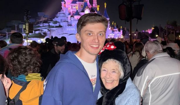 VÍDEO: Sorprende a su abuela con un viaje a Disneyland y conmueve en las redes (Instagram: @henry.calvert)