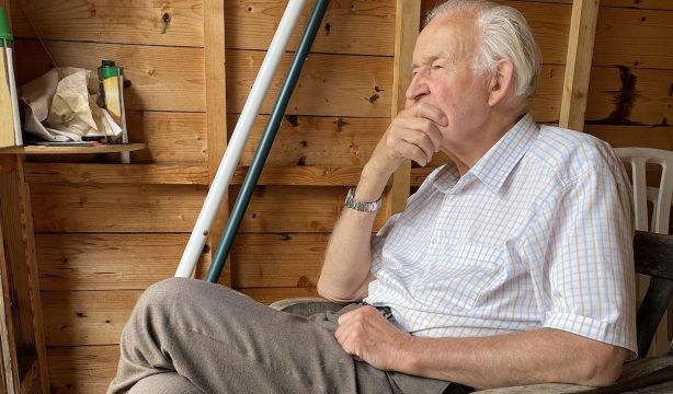 Un jubilado de 80 años construye una casa en su jardín para evitar ir a una residencia