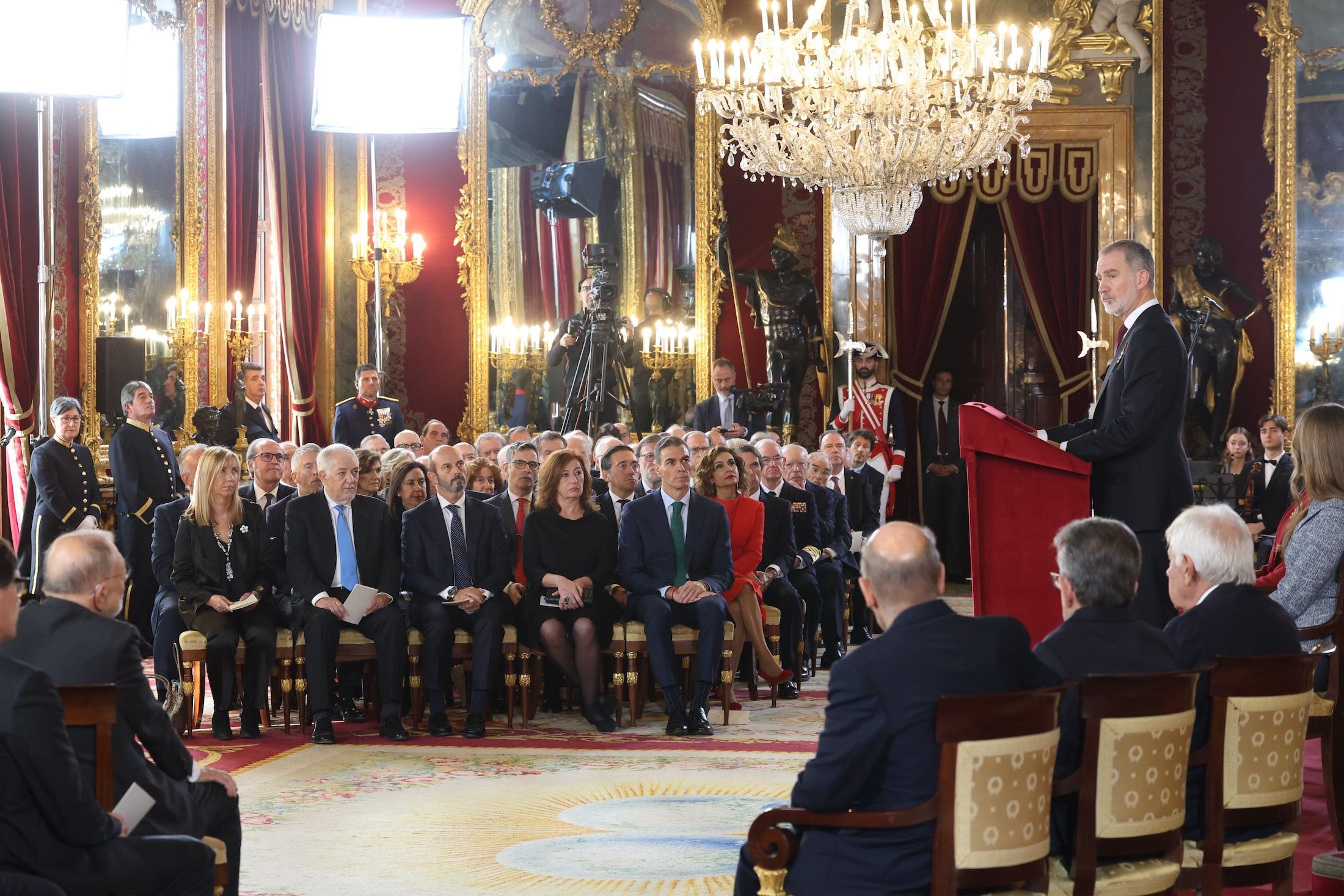 Buenos días, monarquía; bienvenida, democracia