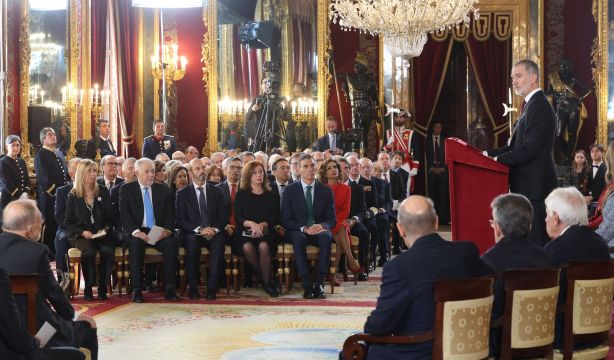Buenos días, monarquía; bienvenida, democracia