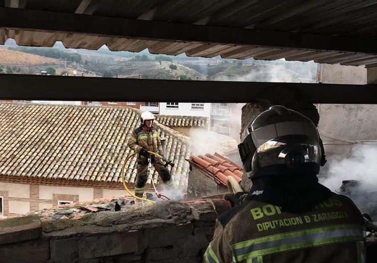 Bomberos en el incendio de una vivienda. Fuente: Bomberos Diputación de Zaragoza / Europa Press.