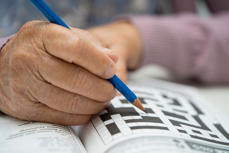 Un señor haciendo un crucigrama. (Bigstock) Un señor haciendo un crucigrama. (Bigstock)
