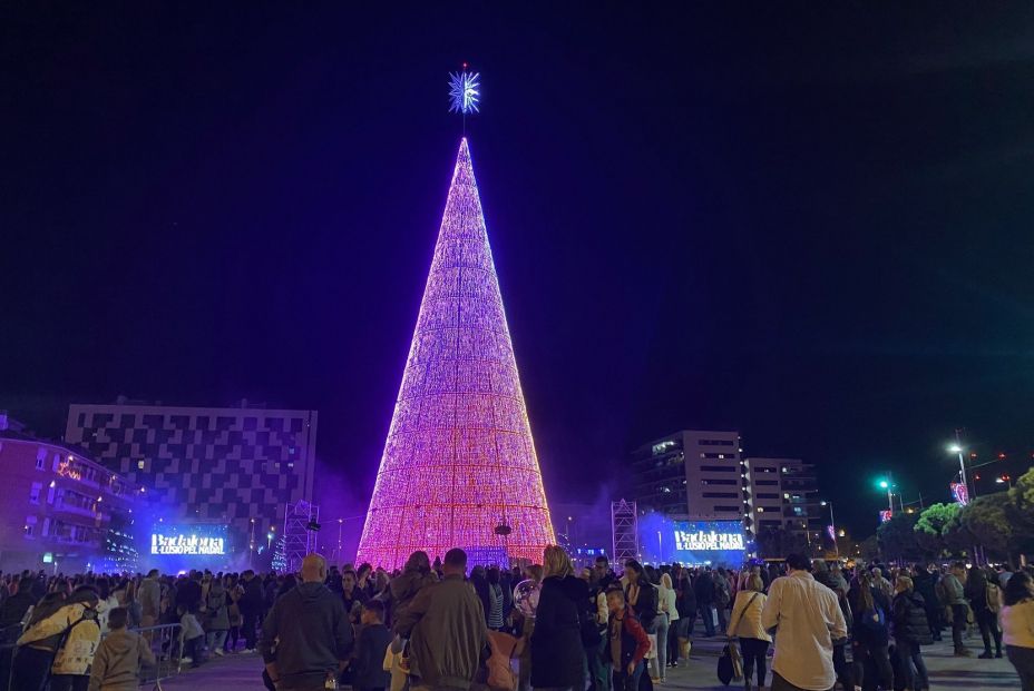 EuropaPress 5585792 albiol enciende arbol navidad badalona barcelona mas grande pais