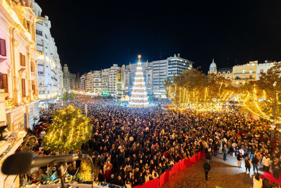 EuropaPress 7117072 cientos personas asisten acto encendido iluminacion navidad 21 noviembre (1)