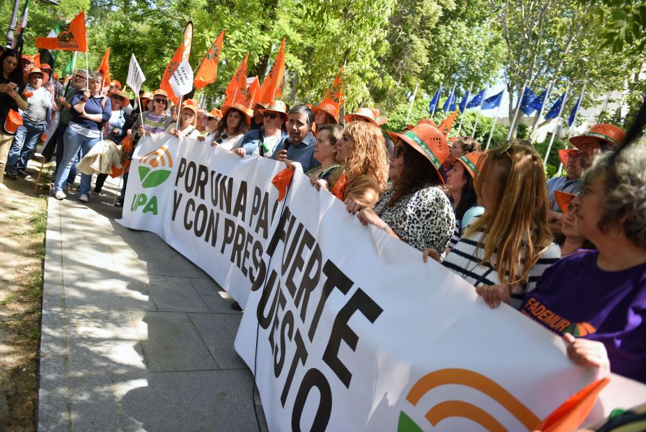 EuropaPress 6735599 varias personas pancarta concentracion agricultores convocada union EuropaPress 6735599 varias personas pancarta concentracion agricultores convocada union