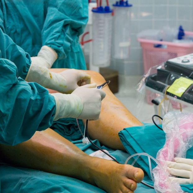 Doctores en mitad de una intervención cardíaca Doctores en mitad de una intervención cardíaca