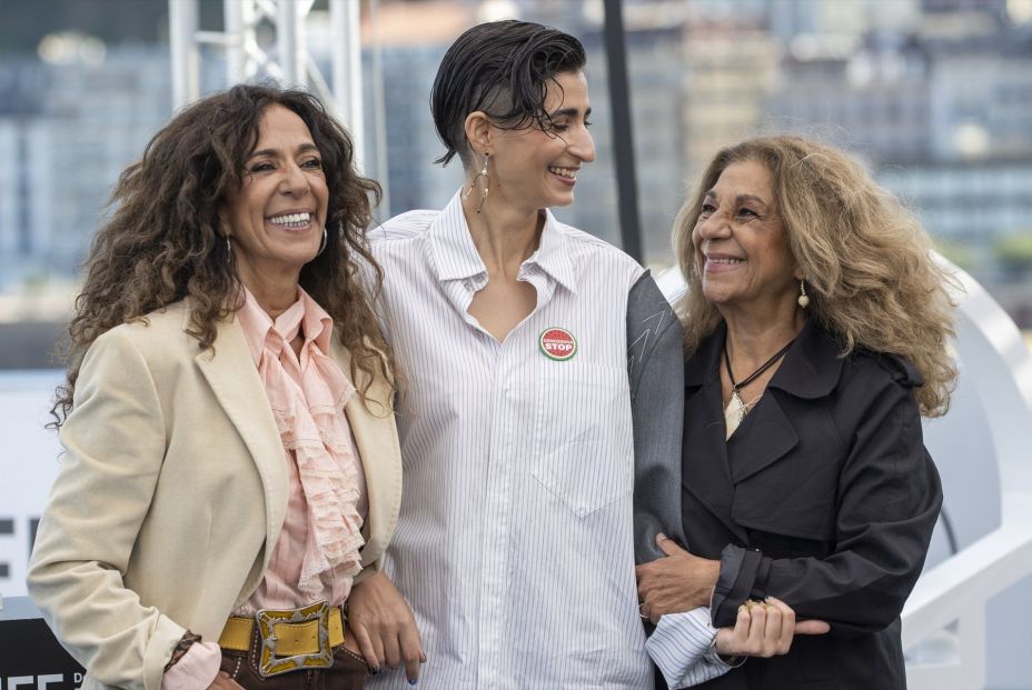 EuropaPress 6975334 i d cantante rosario flores actriz alba flores cantante lolita flores posan