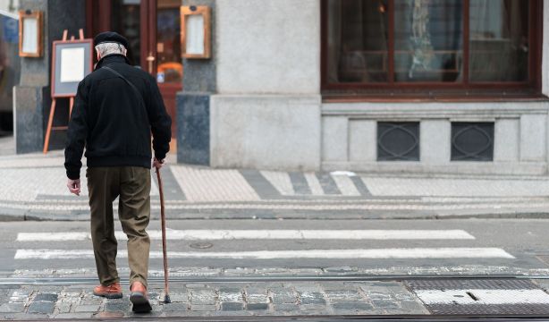 Las ciudades se han construido excluyendo a los mayores: "No son siempre la prioridad política"