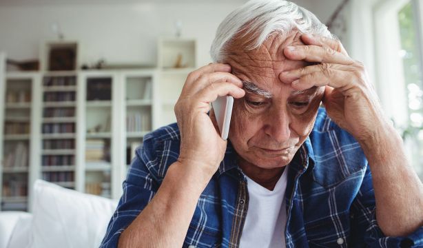 OCU reclama que la prohibición de contratar la luz por teléfono se extienda también al gas