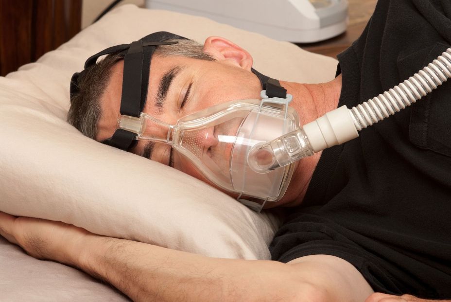 Un hombre con una CPAP. (Bigstock)