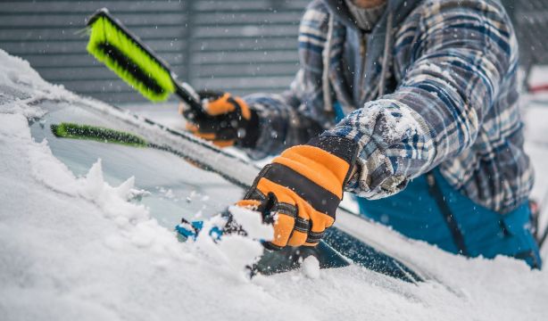 Los consejos de la DGT para evitar que se forme hielo en el parabrisas del coche