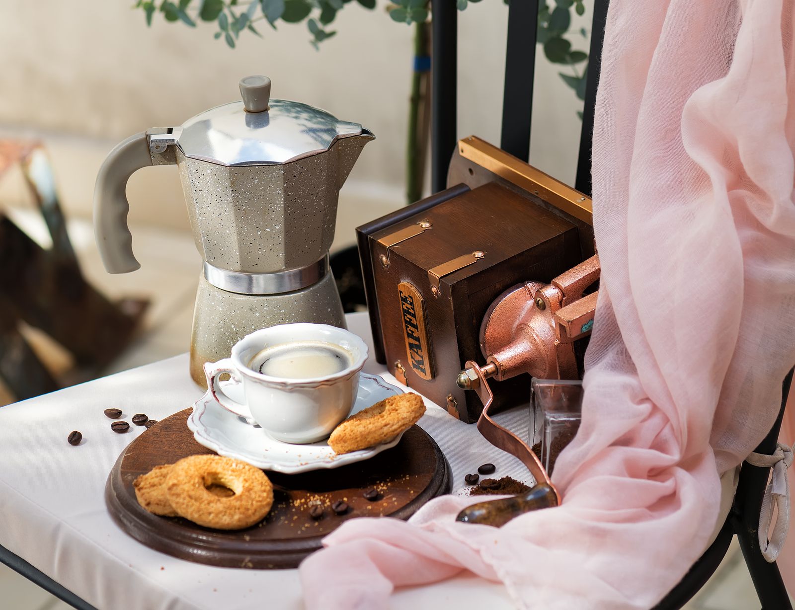 Cómo limpiar correctamente la cafetera italiana. Foto: Bigstock.