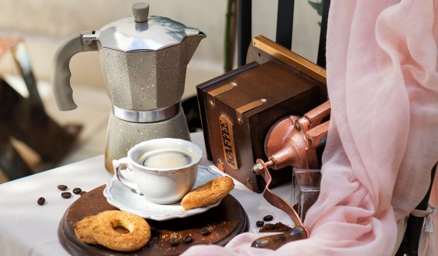 Cómo limpiar correctamente la cafetera italiana. Foto: Bigstock.