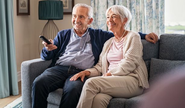 Las personas mayores siguen fieles a la televisión en abierto pese al auge de las plataformas. Fuente: bigstock.