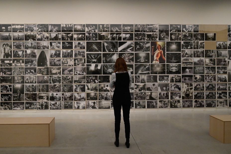 Un visitante durante la presentación de la exposición ‘Wonderland’. Fuente: EuropaPress. Un visitante durante la presentación de la exposición ‘Wonderland’. Fuente: EuropaPress.