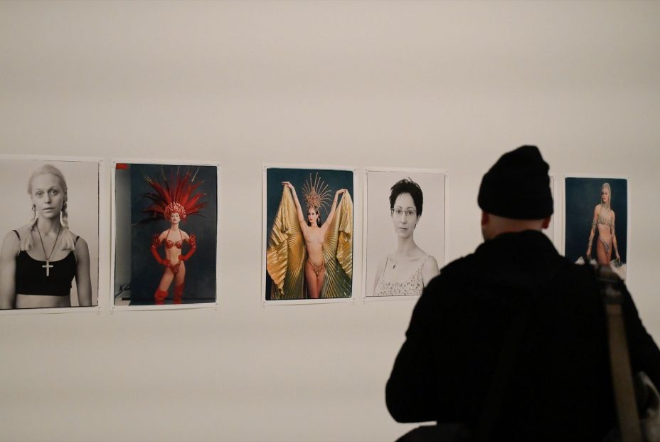 Un visitante durante la presentación de la exposición ‘Wonderland’. Fuente: Europa Press. Un visitante durante la presentación de la exposición ‘Wonderland’. Fuente: Europa Press.