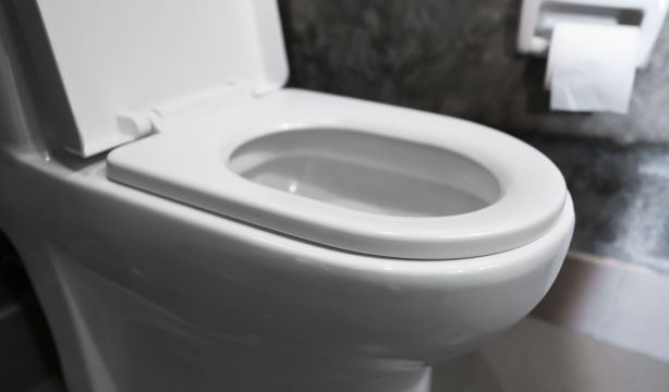 El truco más eficaz para eliminar la cal y las manchas del inodoro y dejarlo como nuevo