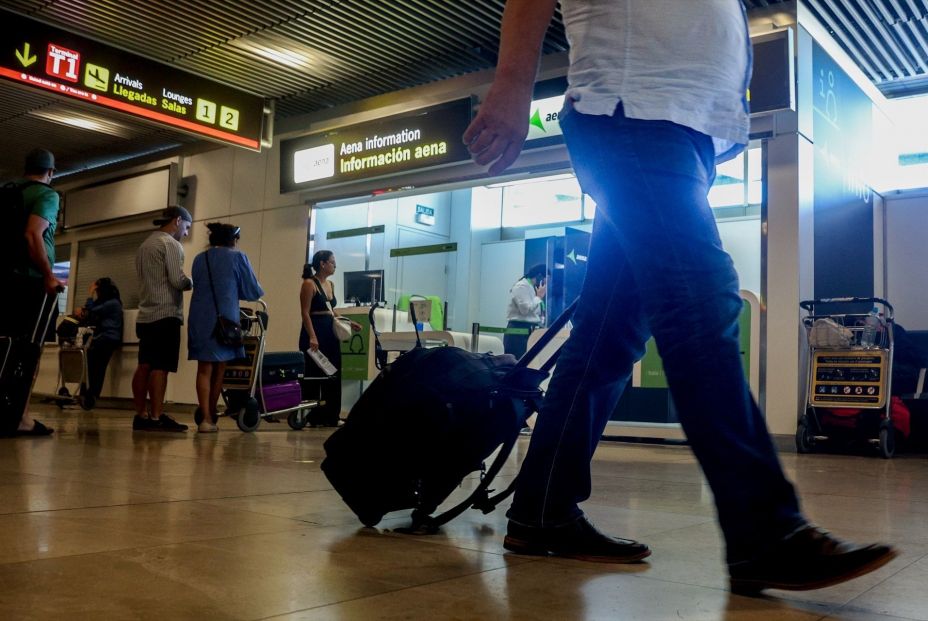 EuropaPress 7012272 hombre maleta aeropuerto adolfo suarez madrid barajas