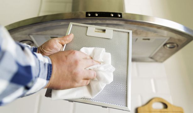 Así puedes limpiar de manera rápida y económica la campana extractora