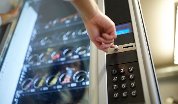 Las máquinas de vending de residencias y hospitales deberán incluir un 80% de alimentos saludables