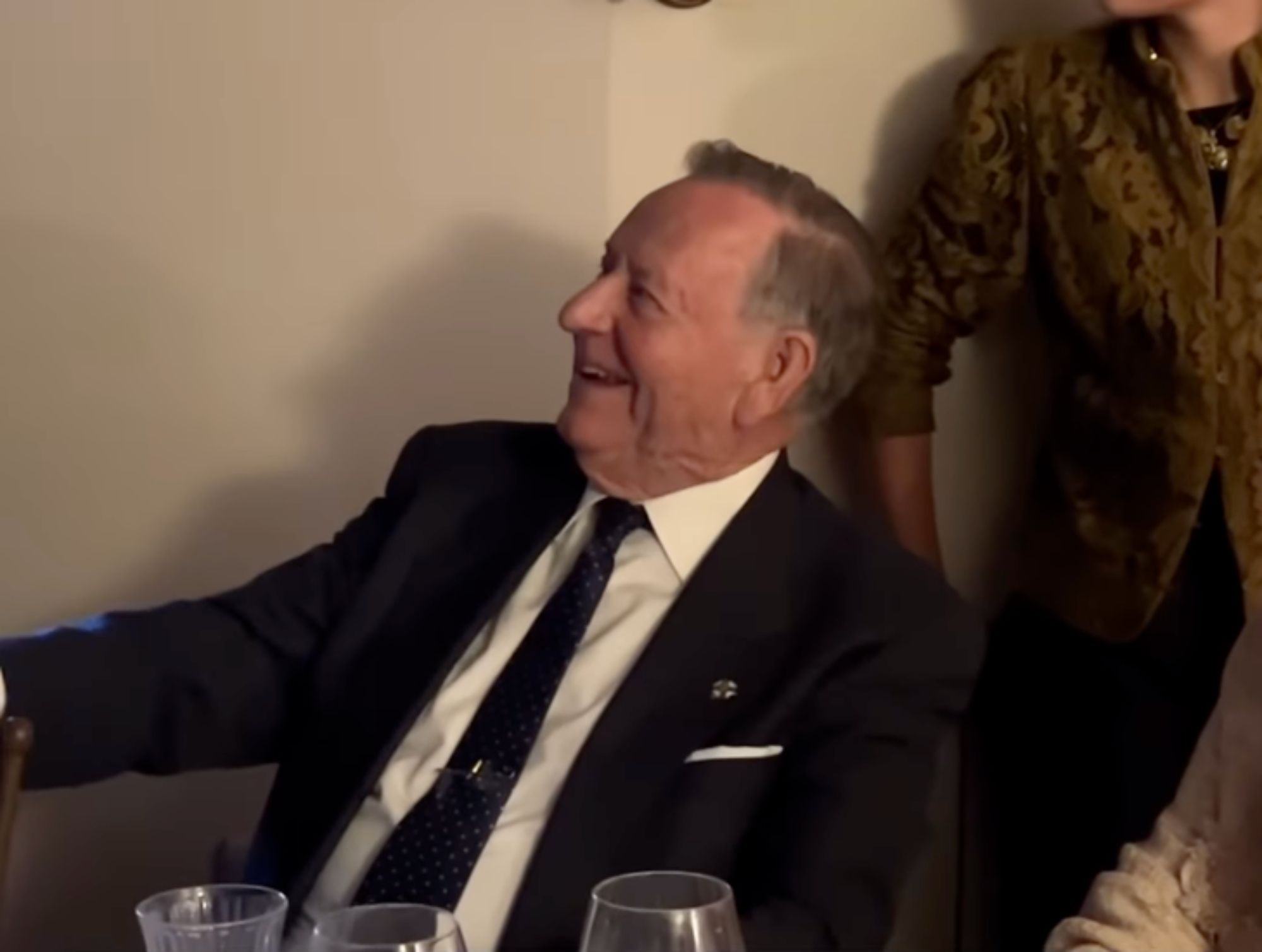 VÍDEO: Sorprende a su abuelo animando las fotos de su infancia con inteligencia artificial (Wis)