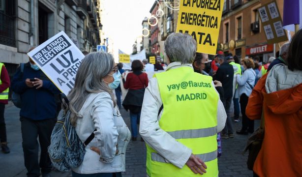 Manifestación de la Alianza contra la Pobreza Energética para denunciar al Gobierno la subida de la luz y el gas. Fuente: Gustavo Valiente / Europa Press.