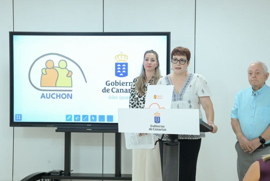 La consejera de Bienestar Social del Gobierno de Canarias, Candelaria Delgado, en la presentación del 'Programa Auchón'. Fuente: GOBIERNO DE CANARIAS / Europa Press.