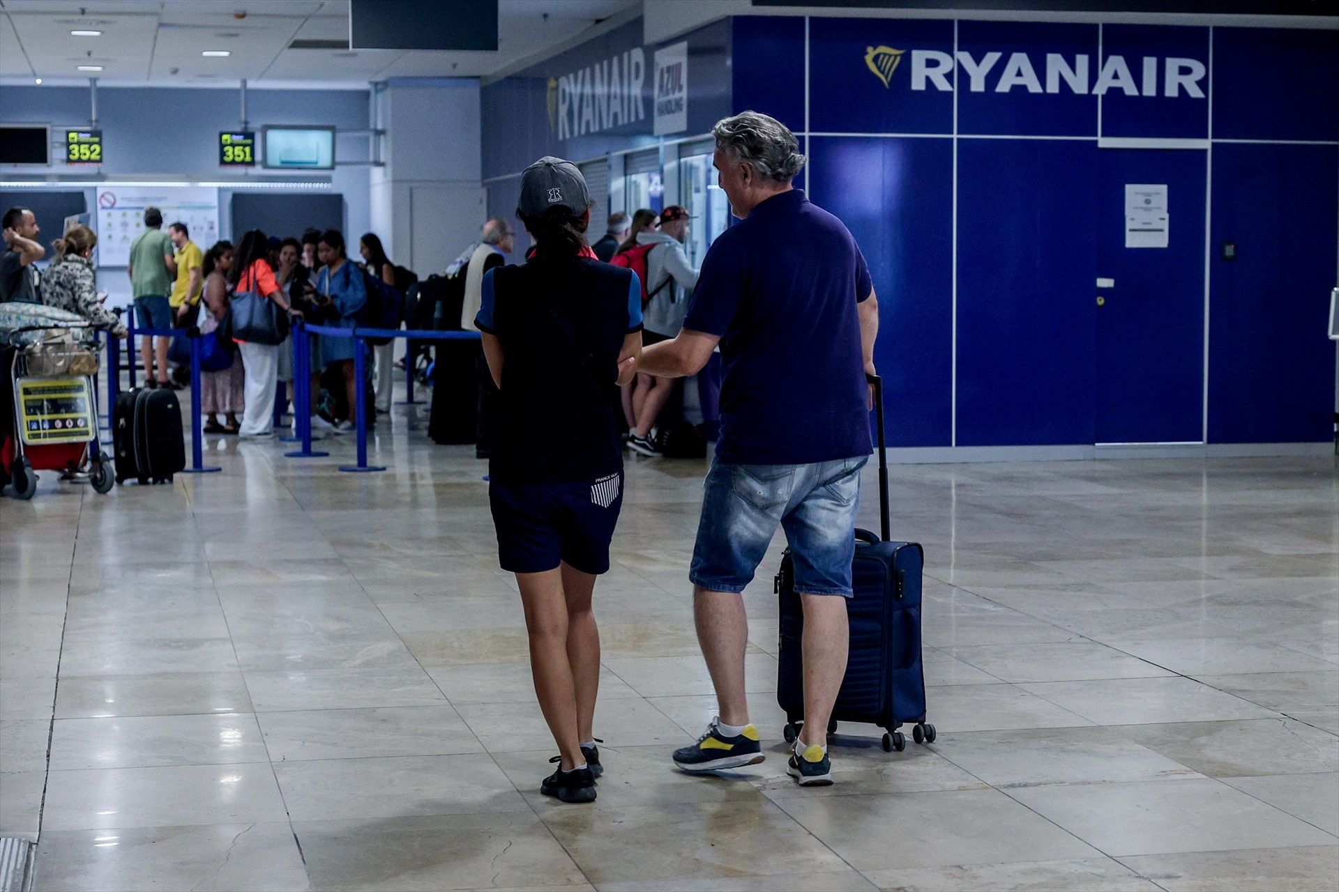 FACUA denuncia a Ryanair e Iberia por no atender reclamaciones por correo electrónico