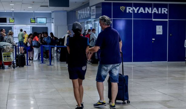 FACUA denuncia a Ryanair e Iberia por no atender reclamaciones por correo electrónico