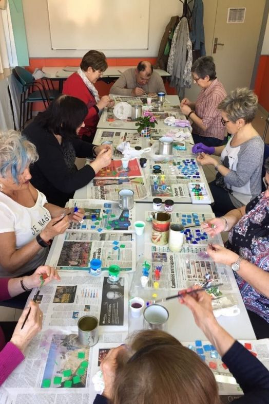 Personas mayores en una actividad vinculada con el reciclaje. Fuente: ECOEMBES / Europa Press. Personas mayores en una actividad vinculada con el reciclaje. Fuente: ECOEMBES / Europa Press.