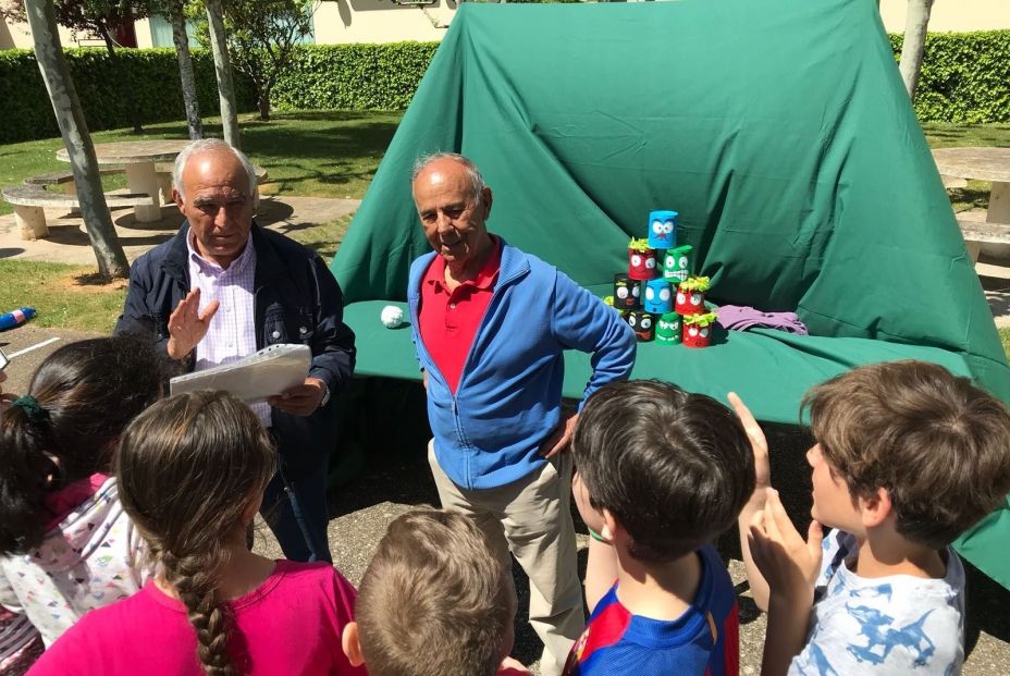 Taller con niños de "Terceros en edad, primeros en reciclar". Fuente: ECOEMBES / Europa Press. Taller con niños de "Terceros en edad, primeros en reciclar". Fuente: ECOEMBES / Europa Press.