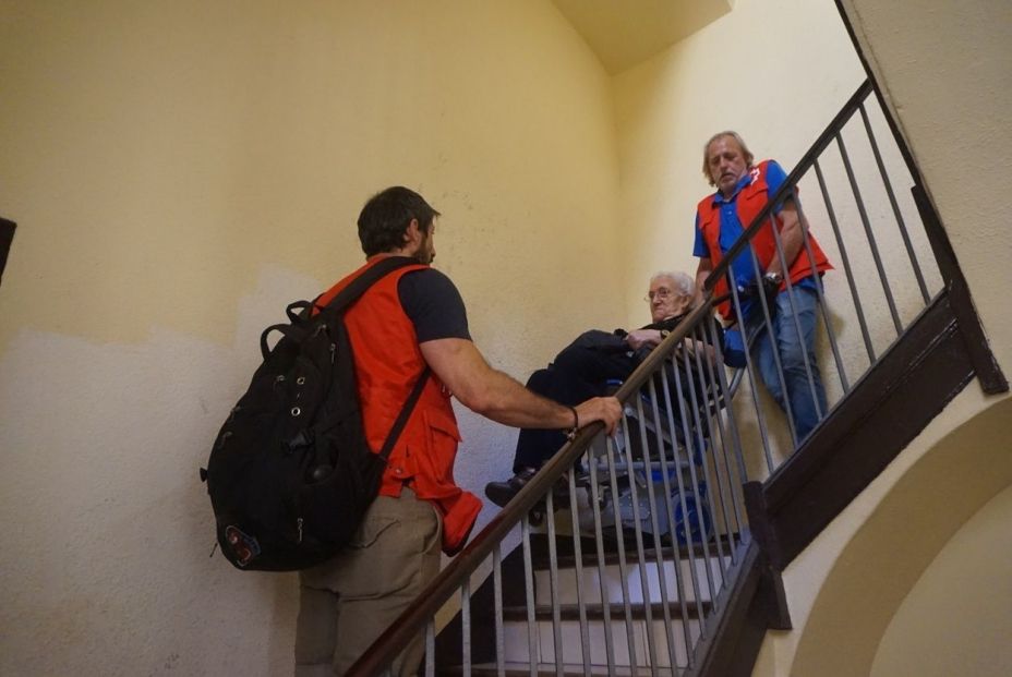 bajemos a la calle ayudara de manera gratuita a los mayores con movilidad reducida de barcelona