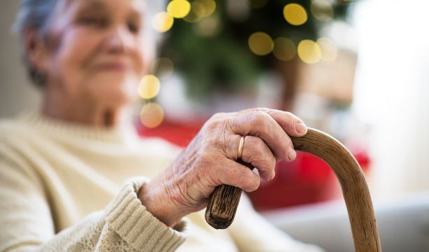 Solos en Navidad, la lucha silenciosa de miles de mayores: "Queremos que pasen rápido estas fechas"