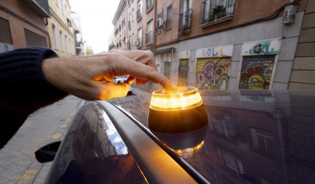 FACUA acusa a la DGT de favorecer un "fraude masivo" con las balizas V16
