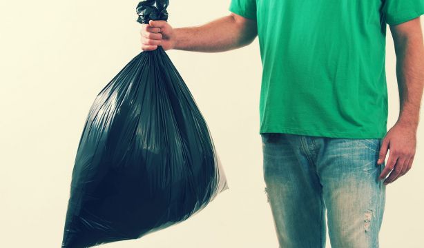 ¿Qué puedes hacer si un vecino deja las bolsas de basura en el pasillo del edificio?