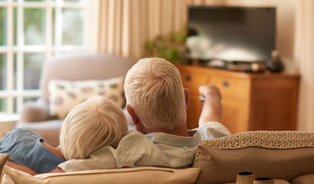 La televisión, el principal medio para seguir la actualidad para los mayores de 65 años