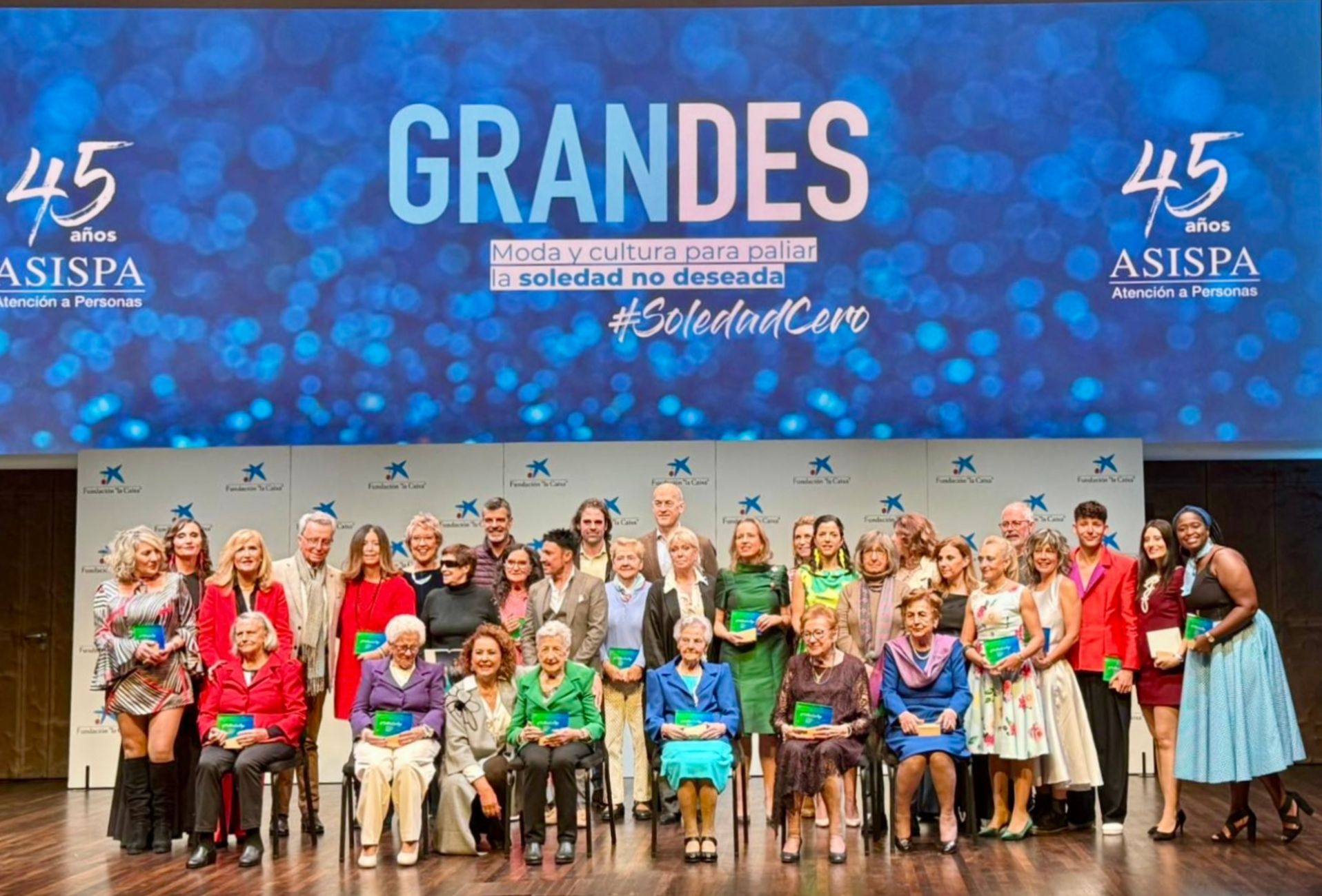 Moda y cultura se unen contra la soledad no deseada en el Calendario Solidario GRANDES 2026 (ASISPA)
