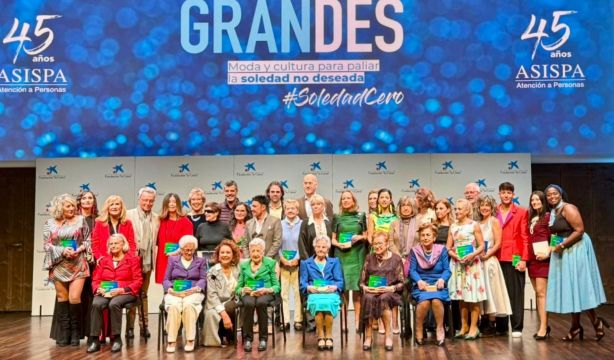 Moda y cultura se unen contra la soledad no deseada en el Calendario Solidario GRANDES 2026 (ASISPA)