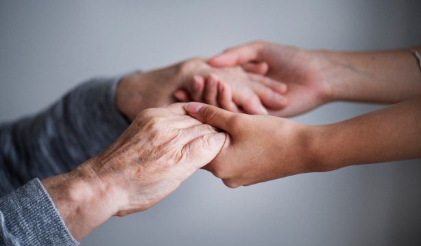 Los cuidados impiden que 2,8 millones de mujeres 'inactivas' puedan trabajar, según UGT y CCOO