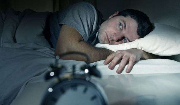 Este es el motivo por el que debes dormir completamente a oscuras (Bigstock)