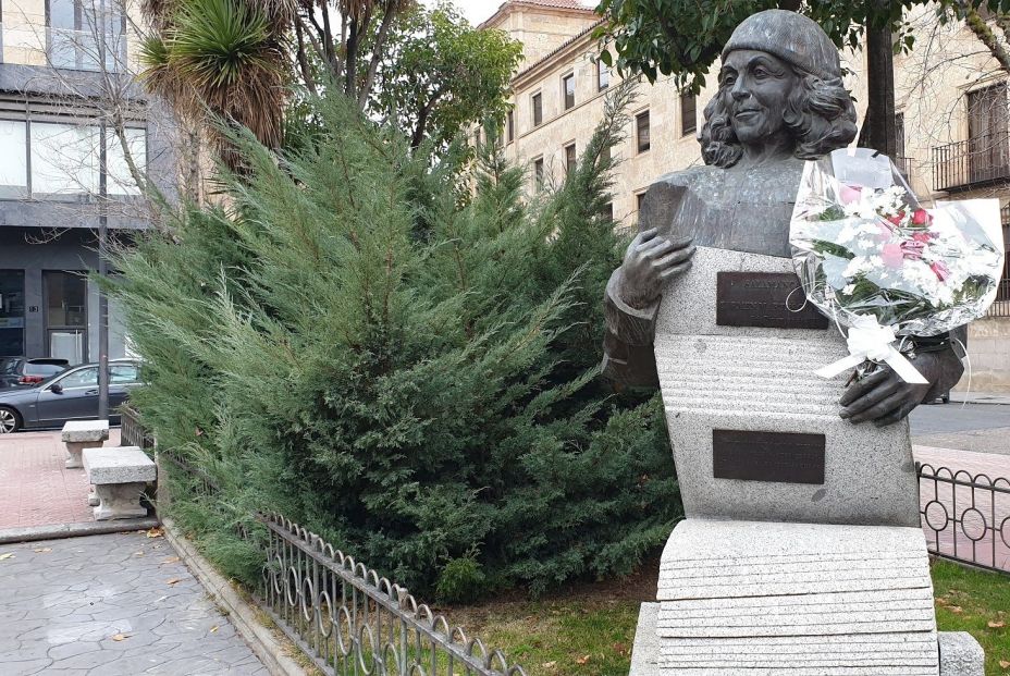 Escultura de Carmen Martín Gaite en Salamanca. Fuente: Ayuntamiento de Salamanca / Europa Press. Escultura de Carmen Martín Gaite en Salamanca. Fuente: Ayuntamiento de Salamanca / Europa Press.