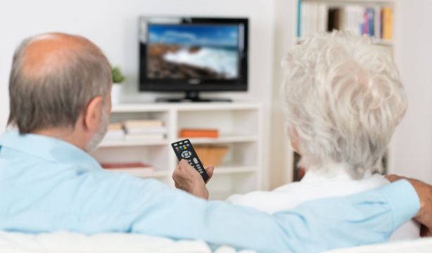 La distancia exacta para situar el sofá frente al televisor sin dañar tu vista