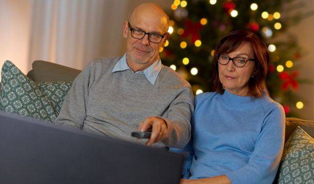 La distancia exacta a la que debes situar el sofá frente a la televisión para no dañar tu vista