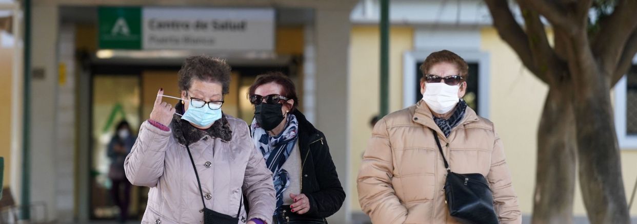 Los mayores celebran la vuelta de las mascarillas ante los casos disparados de gripe
