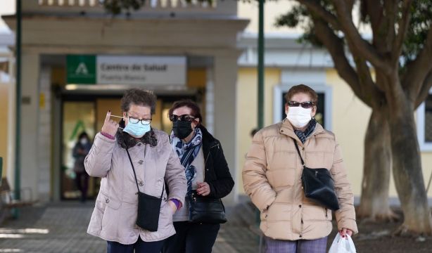 Los mayores celebran la vuelta de las mascarillas ante los casos disparados de gripe